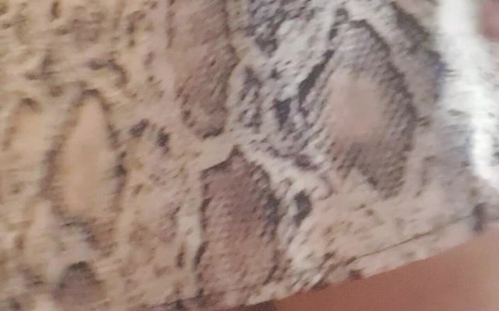 Mommy big hairy pussy: Pas de culotte sous la robe