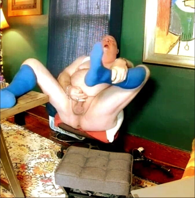 beardaddychub: Beardaddychub se branle pour que son ami le fasse jouir !