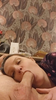 Ea suge și murdărește tânărul ei iubit cu selfie-uri