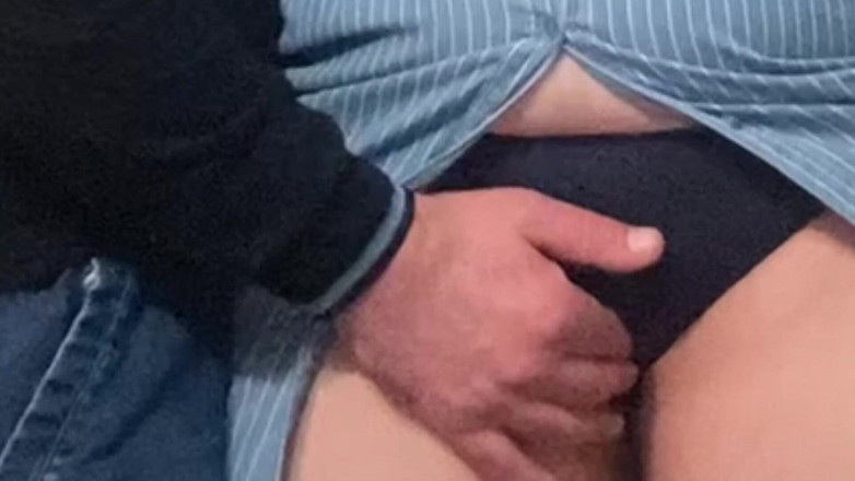 Niki studio: Sapık Yaşlı Adam Metro'da Parmaklarıyla Vajina Mastürbasyon Yapıyor