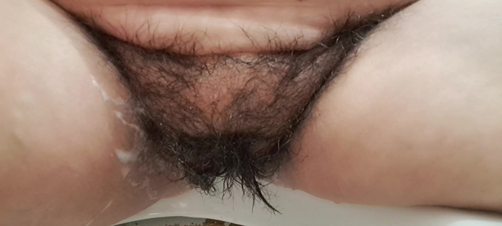 Mommy big hairy pussy: Моет толстую киску мачехи