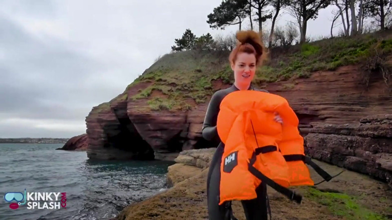 UKCuteGirl Lucy Lauren: Показ мод Wetsuit Lifejacket з Люсі та Зої