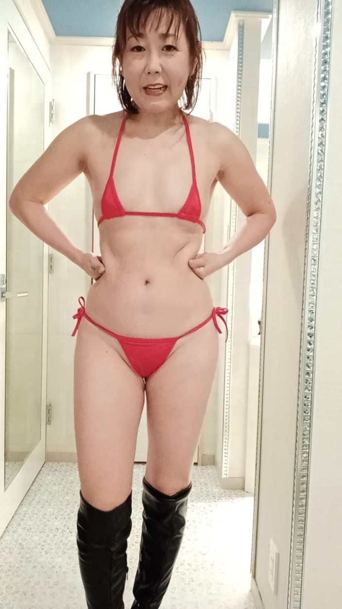 Mayumi Kanzaki: Milf en bikini y botas