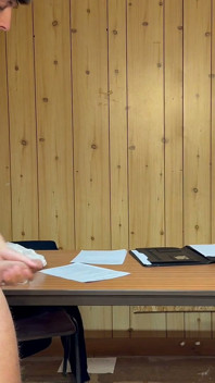 Bailey buigt Jake over het bureau
