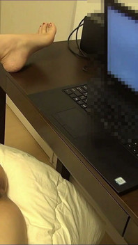 Masturbuje při sledování lesbických videí