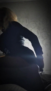 Blonďatá sissy relaxuje s hračkami po vášnivé noci s přítelem