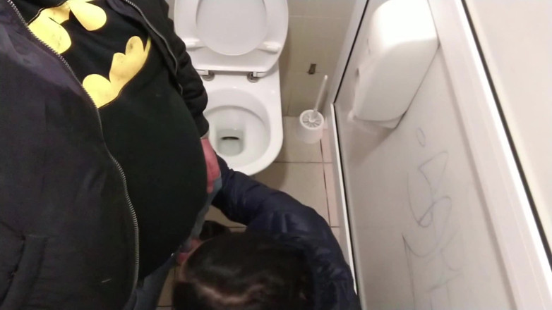 Toilet Mommy: Sborrata in un bagno pubblico