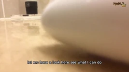 Typischer unhöflicher riesen! - Ich wollte nur einen großen freund! - Männerfuß - Mikro mensch im badezimmer