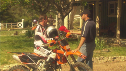 Radical: Futai lângă mașină într-o zi minunată