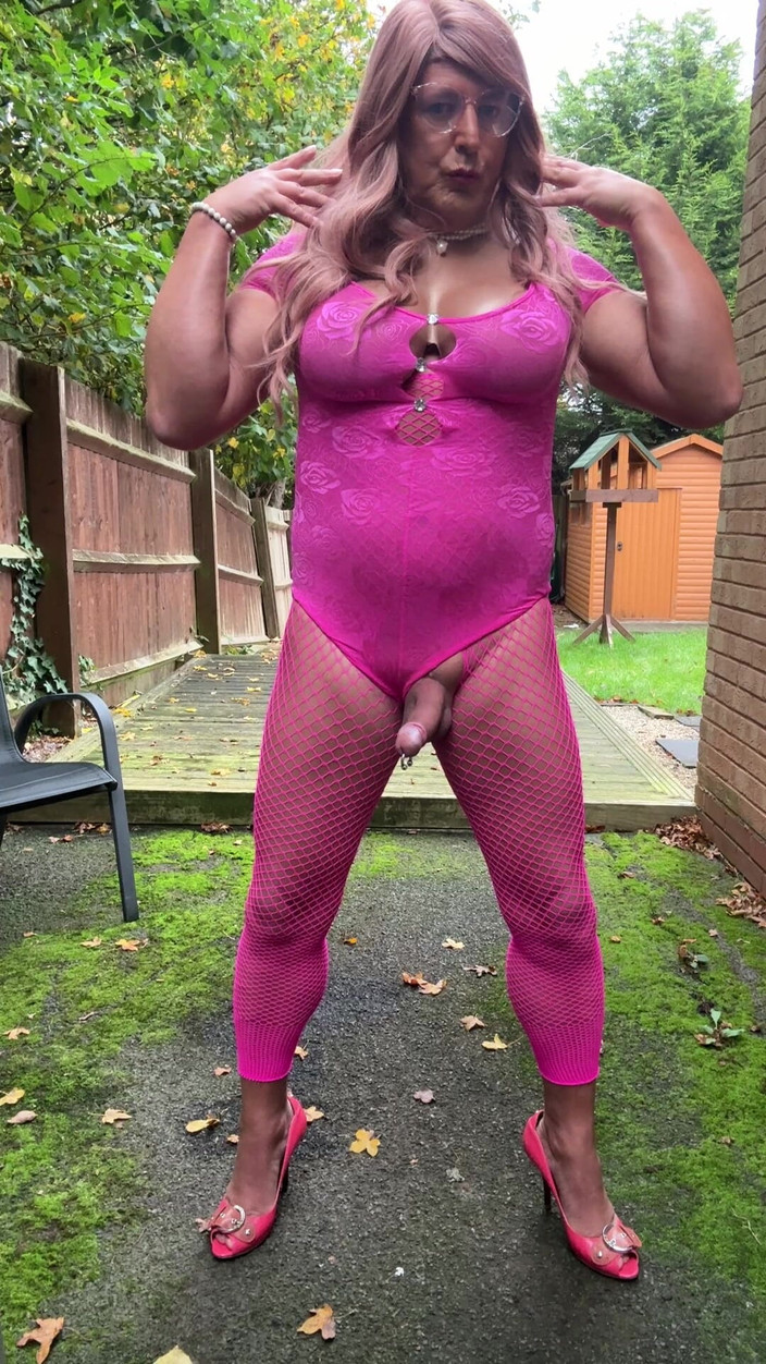 Kellycd2022: Crossdresser Kellycd2022 en traje de juego rosa y medias de...