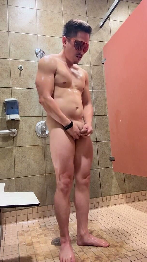 Barenakedmuscles: Barenakedmuscles possède la douche de gym - Pecs, V-taper, cul étroit, puis...