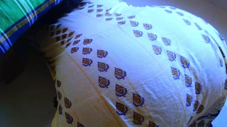 Aria Mia: Bos ngentot pembantunya yang terjebak di bawah kasur