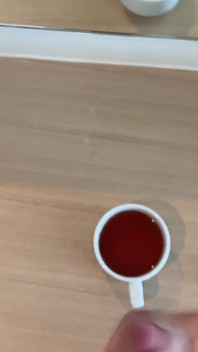 Susu dalam cup teh awak?