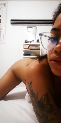 Aku berdandan sebagai perawat untuk mengirimi pacarku video aku menyentuh diriku sendiri