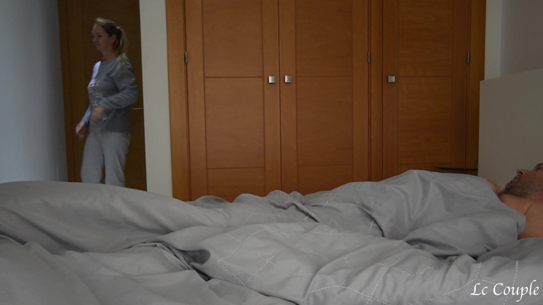 LC couple: Дружина зловила свого чоловіка за мастурбацією і хотіла відсмоктати його жорсткий член і насолоджуватися облизуванням її пизди 69