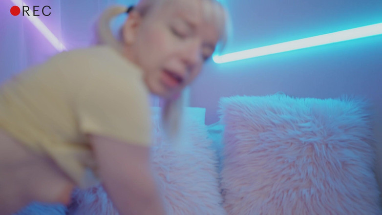 Jolie Lyon: 내 보지를 카메라에 대고 따먹는 교사