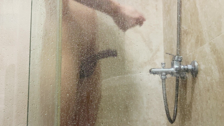 hueikun: Chlapec si umývá penis a masturbuje a stříká v koupelně