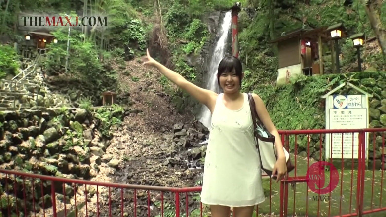 Asian happy ending: Brunett asiatisk slampa ger en utomhus avsugning