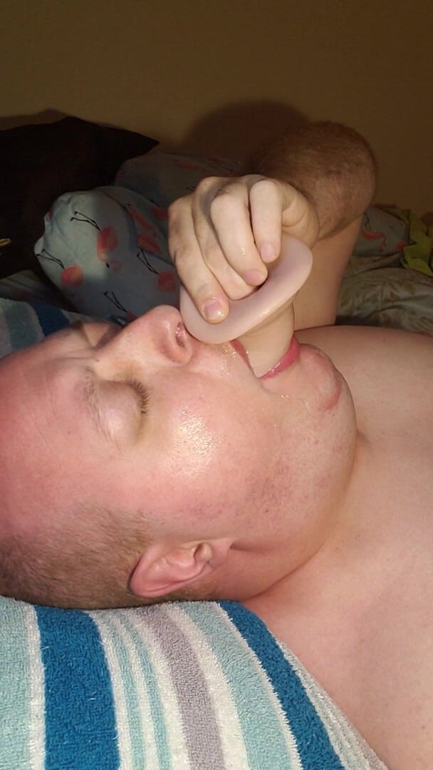 Charlieboy69: Wciąż głębokie gardło ogromny dildo