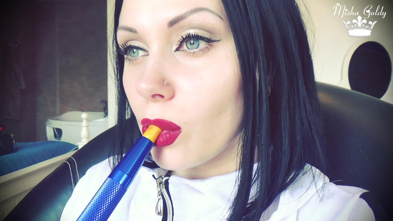 Goddess Misha Goldy: Asap dari bibir besar merah gelap