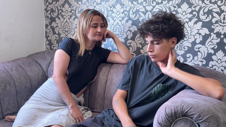 KenaySexxx: Mama vitregă cu curul mare îl învață pe micul ei fiu vitreg...