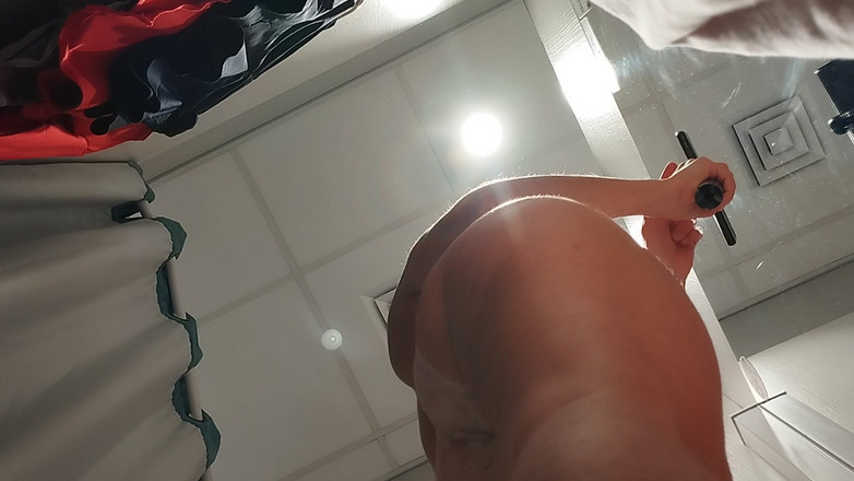 Amateur_MS: Exy bruneta v šatně, Chlupatá kundička, Velký zadek, Velké prsa. Amatérská...