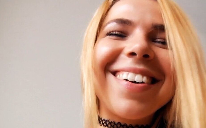 Magmafilm: The Gorgeous Laugh and Body of a Blonde