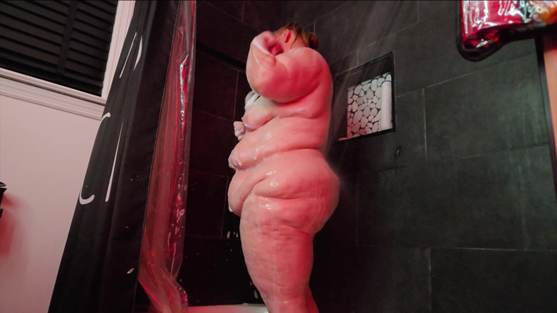 WeFuckinRight: La troia bbw si fa una doccia prima della sessione...