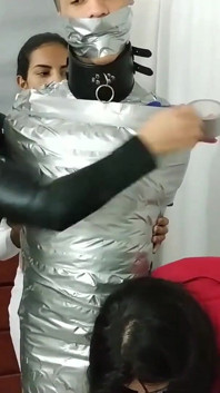 Latino pedaço fortemente mumificado por mulheres femininas dominatrix