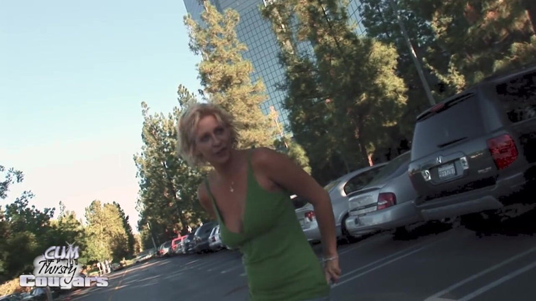 Inn Of Sin: Phyllisha Anne extiende su coño de milf para polla