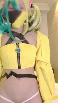 Esplosione di umore cosplay. La bellezza della e cup trasforma l'energia giocherellona in una pericolosa performance privata completamente di profilo2