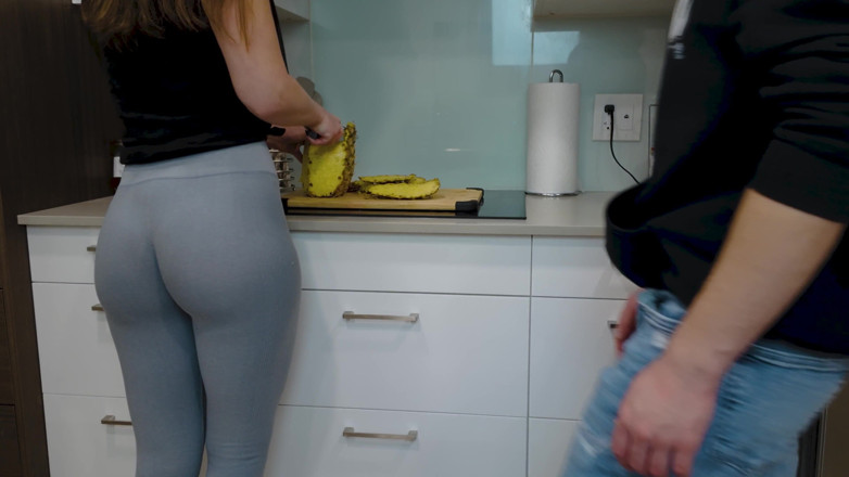 FantasyBabe: Genç amatör çift akşam yemeği hazırlarken sikişiyor