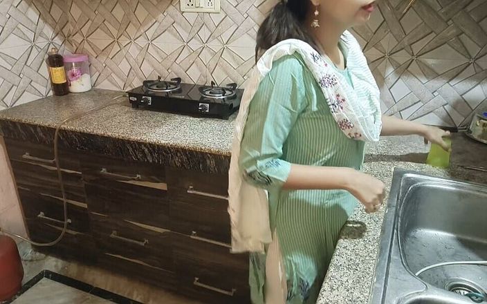 Saara Bhabhi: Hintli seksi üvey anne mutfakta işiyor teklif ettikten sonra ona kızıyor