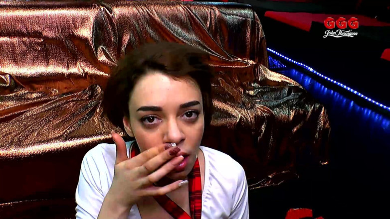 GGG John Thompson Studio: Ggg - Öffentlicher Gangbang - Zierliche Rothaarige Mit Dickem Arsch Wird Von Mehreren...