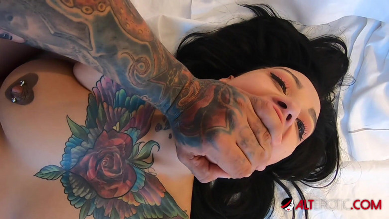 Alt Erotic: Adel Asanti bierze spermę w swoim rozwartym dupku
