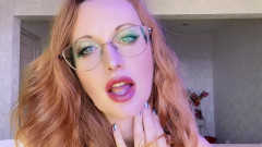 Holy_Red: Tante seksi rambut merah lagi asik ngomong jorok sambil ngodain...
