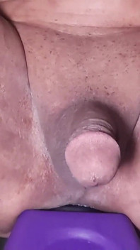 Geöffnet von boss plug: Bee benutzt ihren größten plug für extremes anal-training