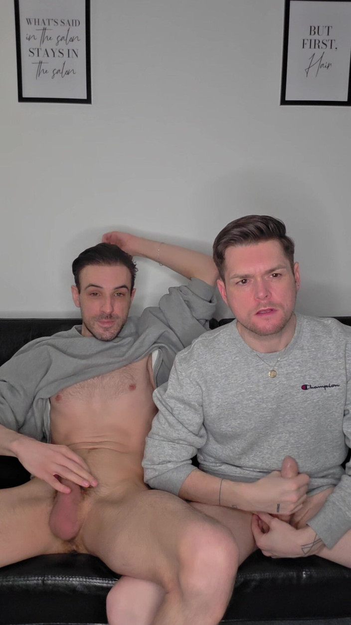 Twotwinkhusbands: Asılı sünnetsiz brotosh delikanlılar yan yana mastürbasyon yapıyor