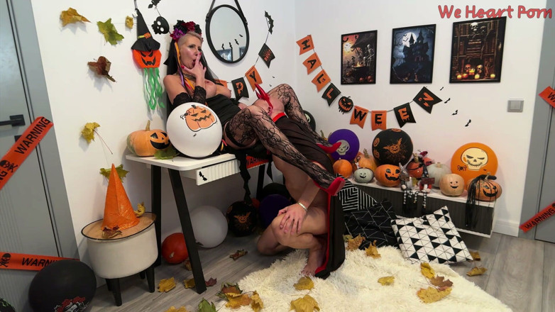 We heart Pron: Tetovaná halloweenská nevěsta Olivia Red v černých krajkových punčochách dostane její...