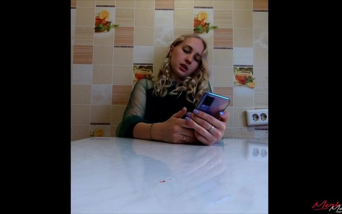 Meri-Mouse: Flicka läser Harry Potter medan hon sitter på vibrator