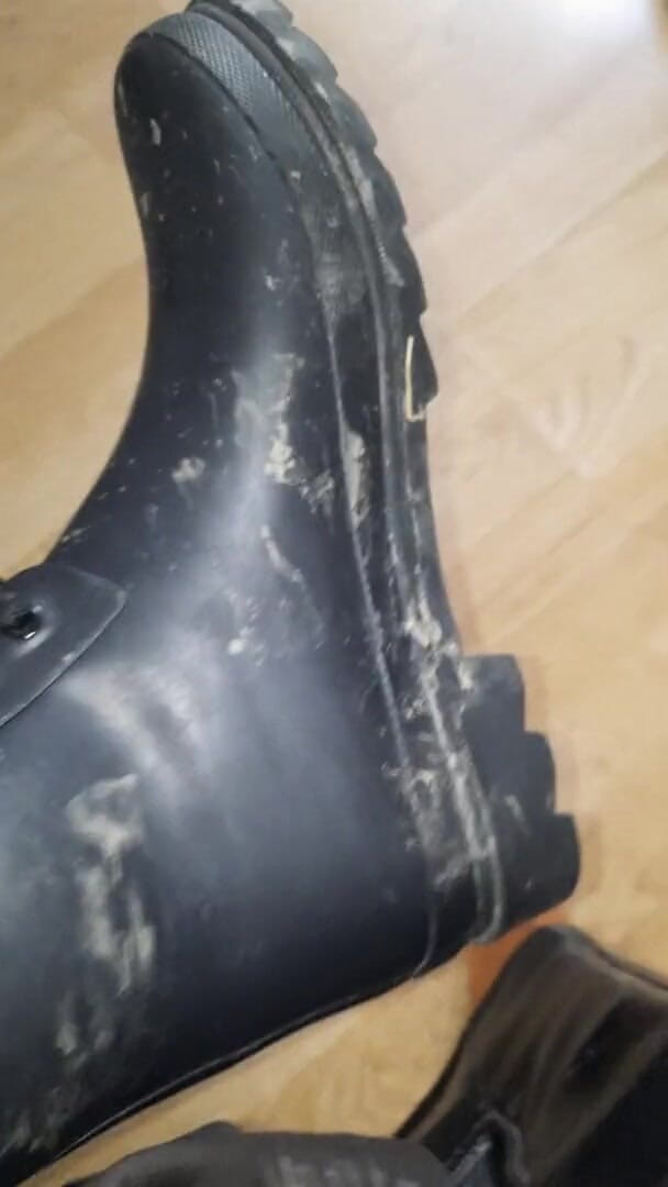 SinDee: Dirty rubberboots with leatherpants
