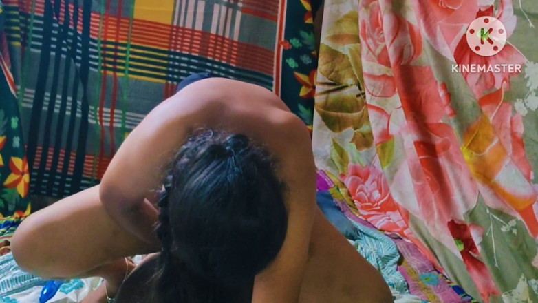 Mandadum: 夫がオフィスに出かけるとすぐに、ハリカおばさんはインスタグラムで知り合った18歳の少年に電話をかけました