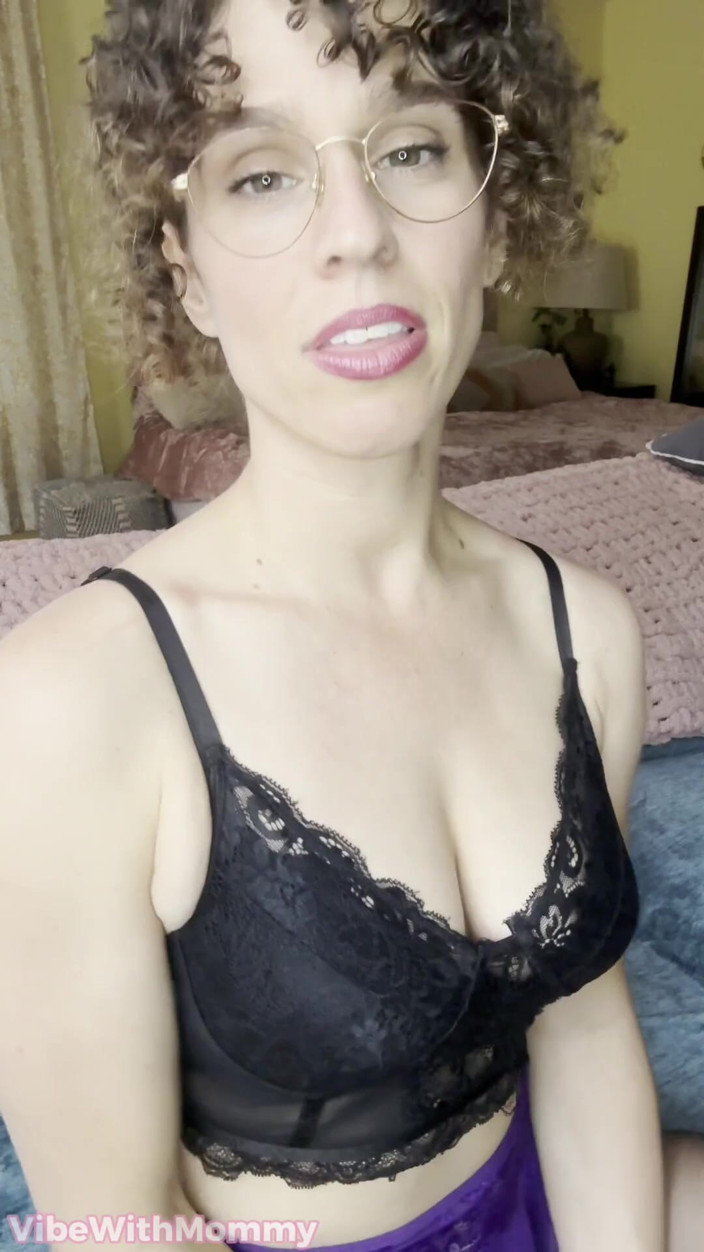 VibeWithMommy: Domina mamma strapon punto di vista joi