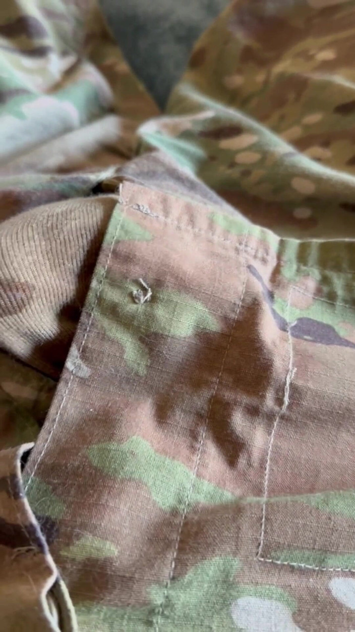 Gay Soldier Stuff: Armésoldat i uniform börjar rycka stående och lägger sig sedan...