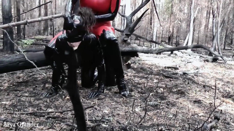 Arya Grander: Lateksowe upokorzenie gumy na zewnątrz