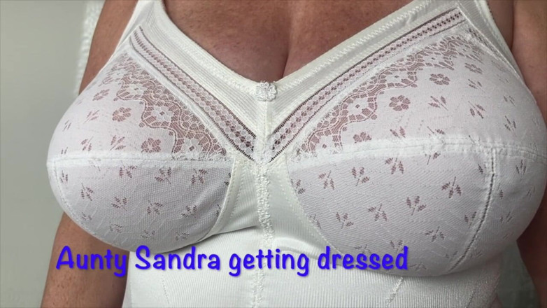 Aunty Sandra vintage girdle queen: Makcik Sandra Berpakaian Untuk Awak Semua