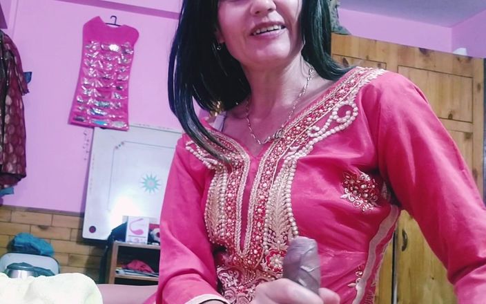 Bolly Karma: Cô ấy thích sô cô la và con cu to đen!