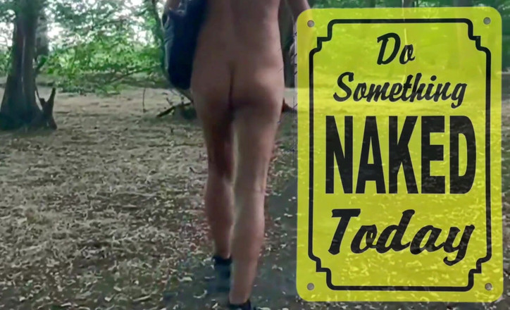 MaleModel: La țară mergând goală