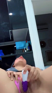 Eu me masturbo ricamente com meu coelhinho do vibrador