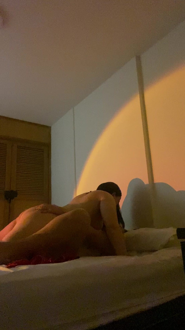 zoemelissa: Její kůže proti mé v teplém večerním světle